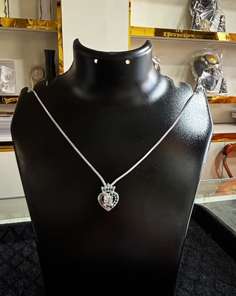 Heart-shaped pendant on a fine chain